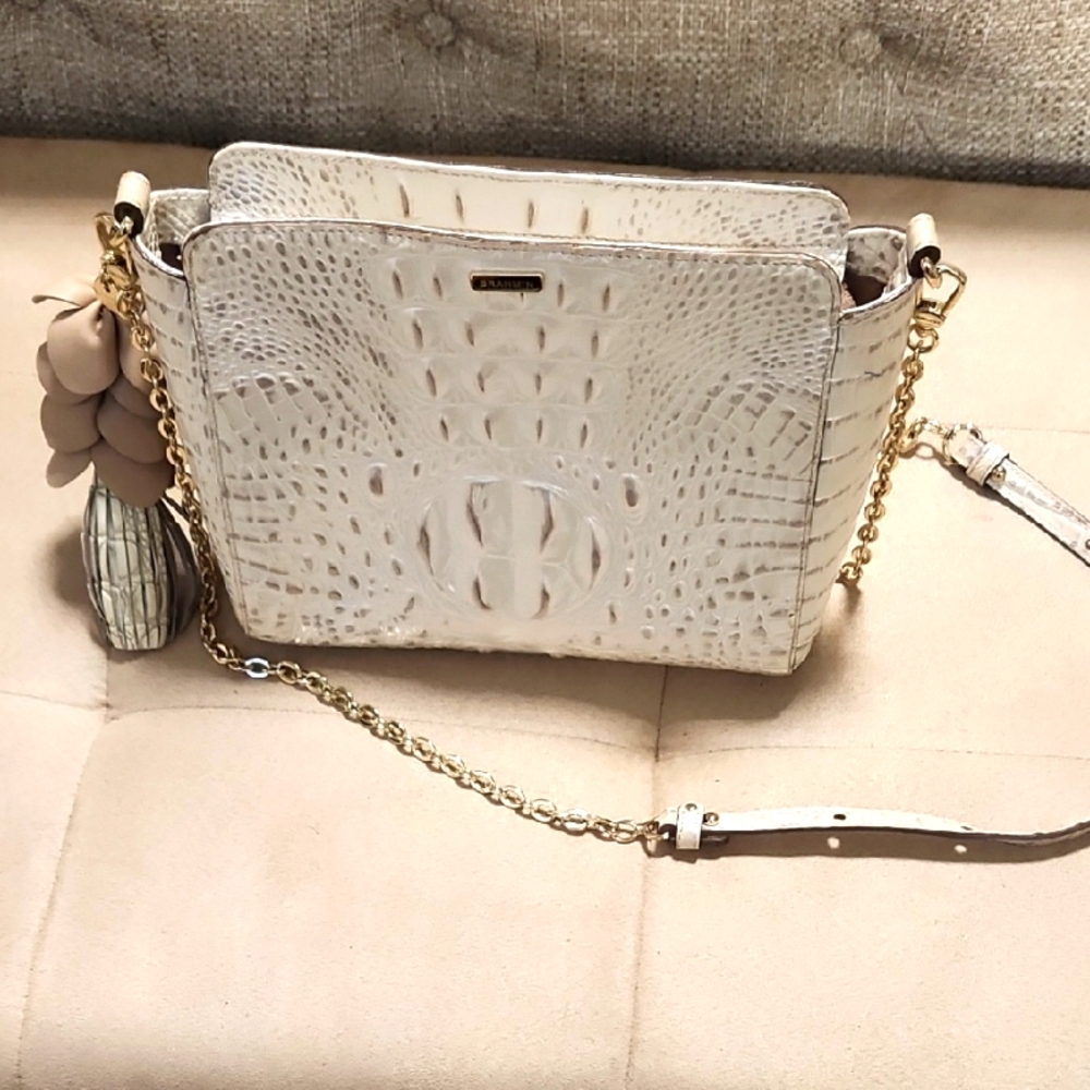 Elegant Cream Crocodile-Embossed Shoulder Bag